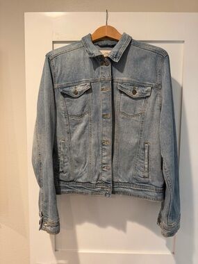 Universal Thread Light Wash Blue Denim Jacket